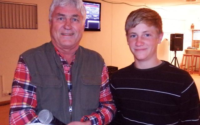 JP Uys (Jnr) ontvang sy pryse van Johan Burmeister vir die 2de swaarste vis, 2de swaarste sak en Junior swaarste sak